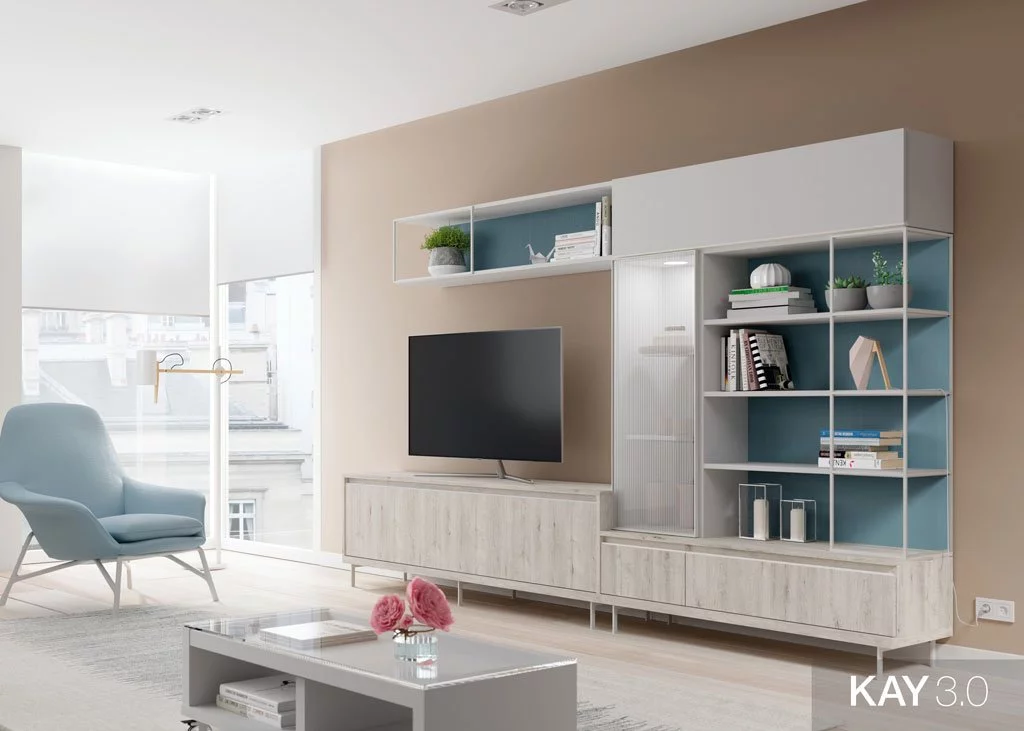 Composición de salón con un mueble tv con vitrina vertical y estanterías metálicas