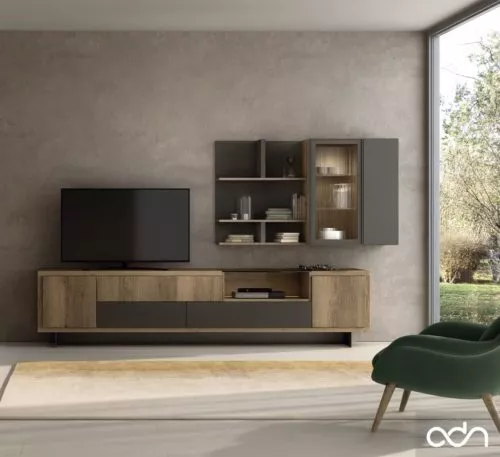 Salón con un mueble TV complementado con estantes y una vitrina vertical